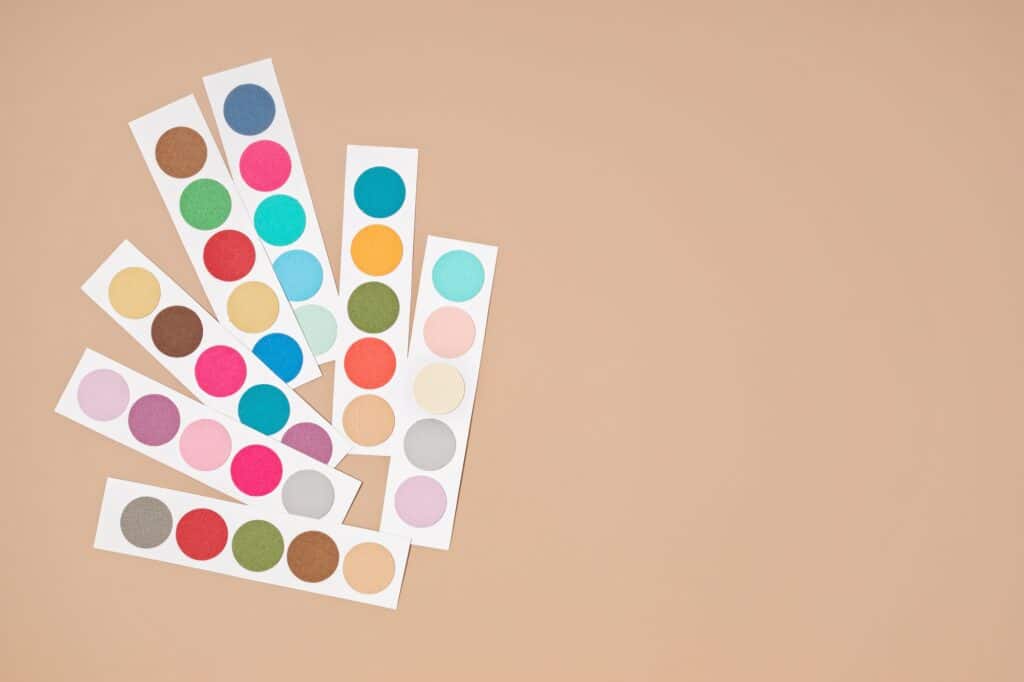 Paleta de colores y selección tipográfica para un diseño web profesional.