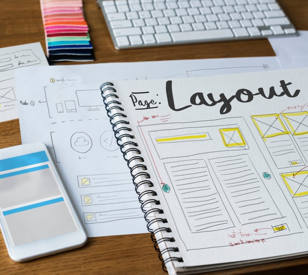 Ejemplo de wireframes y paleta de colores en el proceso de diseño web.