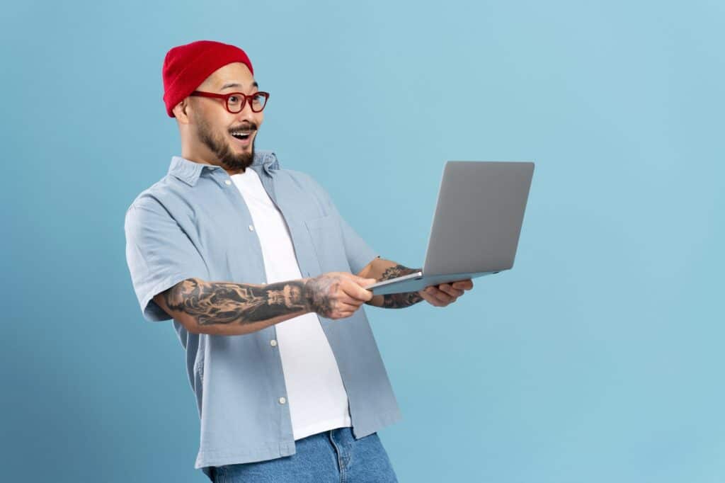 Hombre viendo una web con buena velocidad y alto rendimiento