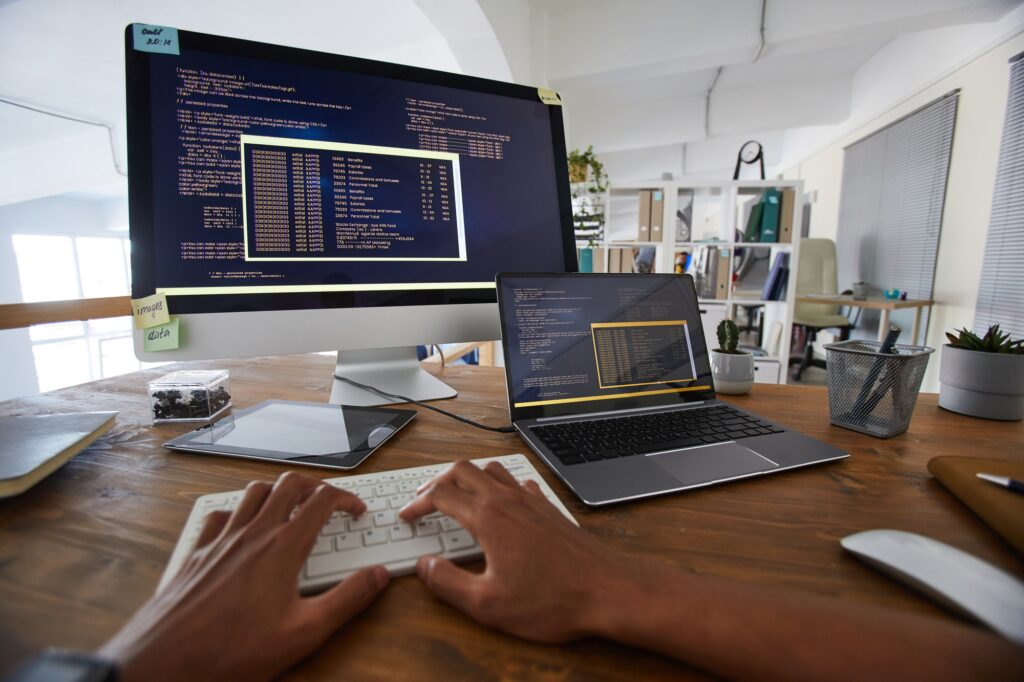Diseño web y desarrollo web trabajando juntos para una experiencia de usuario óptima.