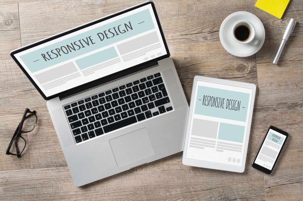 Ejemplo de diseño web adaptativo en dispositivos móviles, tablets y ordenadores.