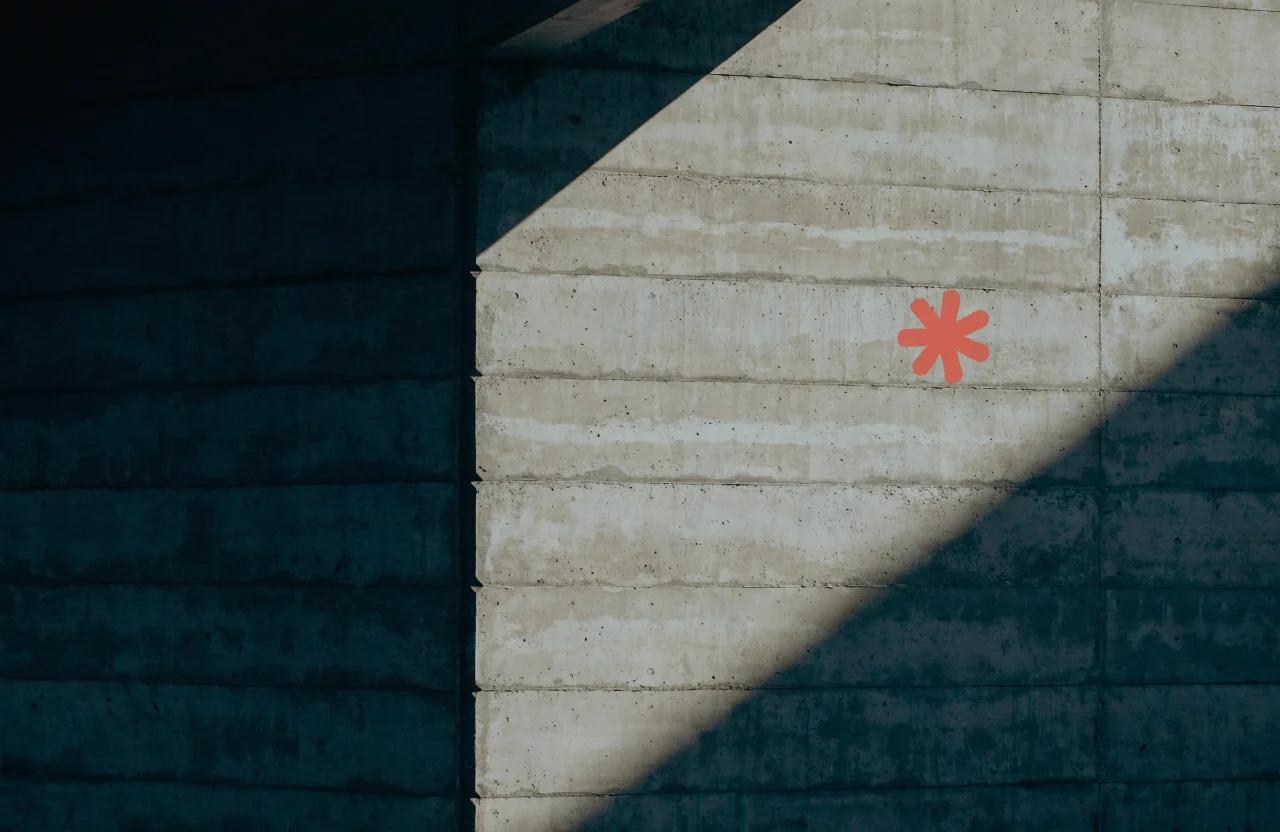 Muro de hormigón con marca coral — autoridad